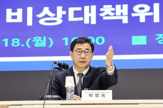 박형욱 대한의사협회(의협) 비상대책위원장이 18일 오전 서울 용산구 의협회관에서 비대위의 향후 활동방향 관련 기자회견을 하고 있다. 뉴스1