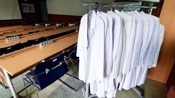 의대 정원 증원으로 촉발된 극심한 의정 갈등이 9개월째 해결의 실마리를 찾지 못하고 있는 가운데 지난달 28일 대전의 한 의과대학 텅 빈 강의실에 의대생들의 흰 가운만 걸려있다. 프리랜서 김성태