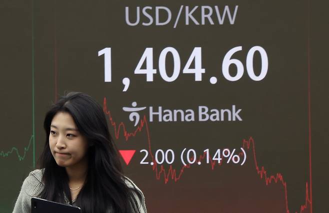 14일 오후 서울 중구 하나은행 본점 딜링룸 전광판에 원·달러 환율이 2.00원 내린 1404.60원을 나타내고 있다./2024.11.14. 김범준 기자