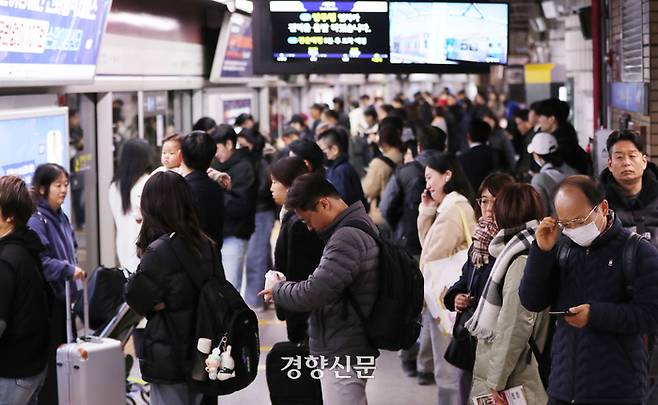 민주노총 공공운수노조 전국철도노동조합(철도노조)이 준법투쟁에 들어간 18일 서울 지하철 1호선 서울역이 사람들로 붐비고 있다. 한수빈 기자