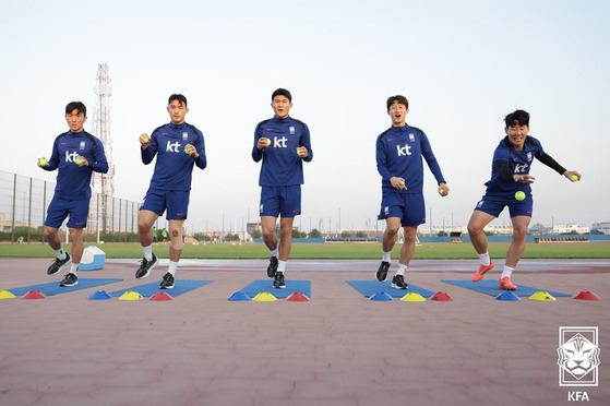 From left: Hwang In-beom, Cho Yu-min, Kim Min-jae, Lee Jae-sung and Son Heung-min train at Jaber Al-Ahmad International Stadium on Nov. 16.  [NEWS1]