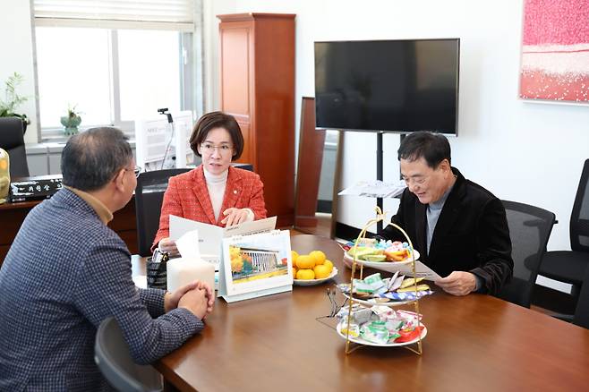 대구시의회 이만규 의장과 하중환 운영위원장이 18일 국회에서 이인선 의원을 만나 지역 현안 사업에 대한 국비 지원을 요청하고 있다. 대구시의회 제공