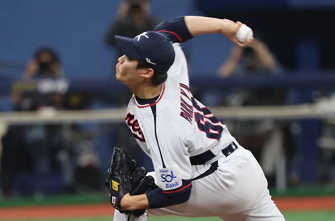 18일 호주전에서 5-2로 앞선 9회에 등판해 아웃카운트 3개를 모두 삼진으로 잡아낸 박영현. 연합뉴스