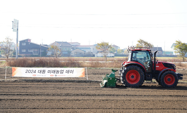 지난 13일 김제시 부량면 벽골제마을 한 농지에서 대동의 무인 농작업 트랙터가 자율주행으로 로터리 작업을 하고 있다. 대동 제공