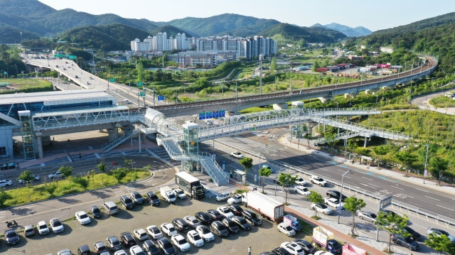 오시리아관광단지 보행육교와 동해선 오시리아역을 잇는 연결통로 19일 개통한다. 부산도시공사 제공