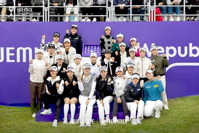 17일 막을 내린 위믹스 챔피언십 2024에서 우승자 김민선을 포함한 출전 선수 24명이 함께 기념 촬영을 하고 있다. 위메이드