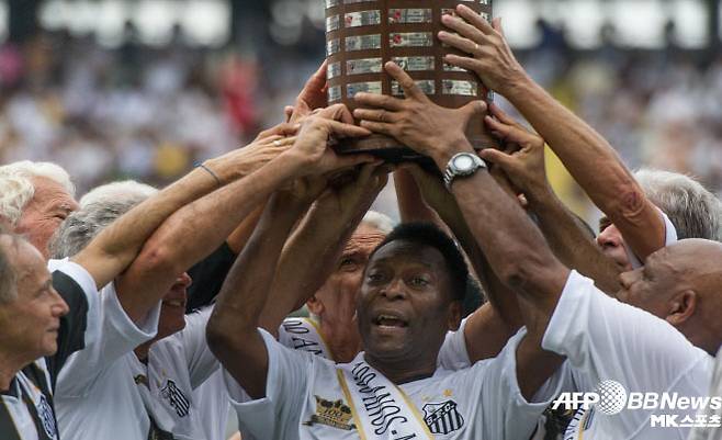 세계 축구 역사상 최고의 선수로 꼽히는 ‘축구황제’ 故 펠레. 그는 브라질 명문 산투스에서 전성기를 보냈다. 사진=AFPBBNews=News1