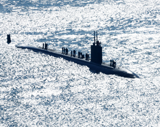 18일 오전 부산작전기지에 미국 해군 로스엔젤레스급 원자력추진잠수함(SSN-771) 컬럼비아함이 군수품 적재와 승조원 휴식을 위해 부산작전기지에 입항하고 있다. 연합뉴스