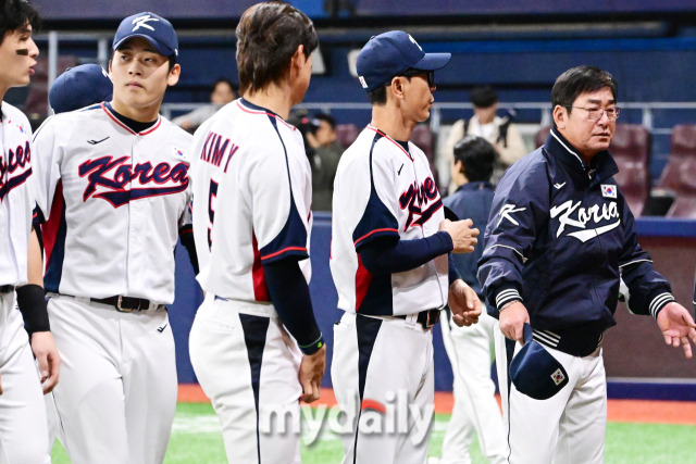 대한민국 야구대표팀 류중일 감독이 6일 오후 서울 고척스카이돔에서 진행된 상무와의 연습 경기에서 승리한 뒤 선수들과 함께 더그아웃으료 향하고 있다./마이데일리