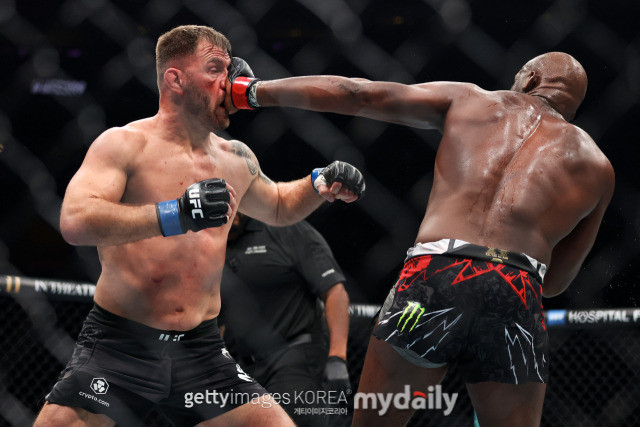 존 존스(오른쪽)가 17일 펼쳐진 UFC 309에서 미오치치의 안면에 묵직한 펀치를 적중하고 있다. /게티이미지코리아