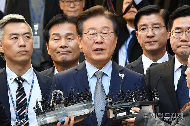 이재명 더불어민주당 대표가 지난 15일 오후 서울 서초구 서울중앙지방법원에서 열린 ‘공직선거법 위반’ 1심 선고 공판에서 징역 1년에 집행유예 2년을 선고 받은 뒤 법정을 나서면서 기자들의 질문에 답변하고 있다.  이상섭 기자