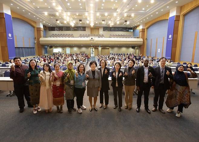 11일 서울 용산구 숙명여대에서 열린 '2024 숙명 유네스코 유니트윈 초청연수' 개회식에서 참석자들이 기념 촬영을 하고 있다. (사진=숙명여대 제공) *재판매 및 DB 금지