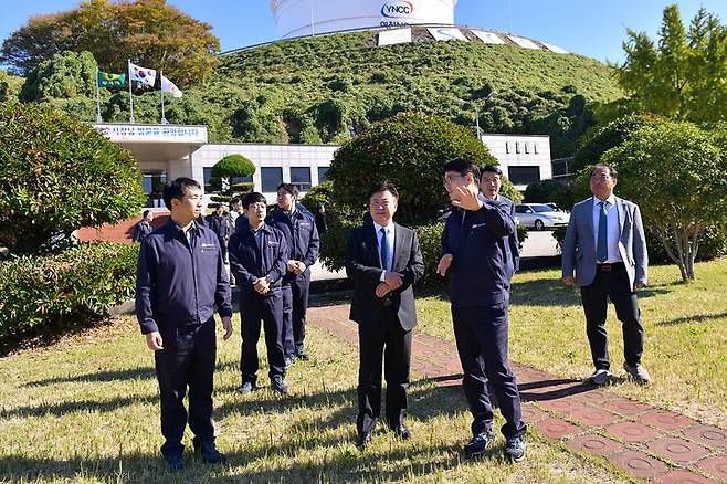 [여수=뉴시스] 정기명 여수시장이 18일 여수산단내 ㈜E1 여수기지에서 현장 설명 듣고 있다. (사진=여수시 제공) 2024.11.18. photo@newsis.com *재판매 및 DB 금지