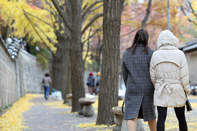 쌀쌀한 날씨를 보인 17일 두꺼운 복장의 시민들이 서울 중구 덕수궁 돌담길을 지나고 있다. 연합뉴스