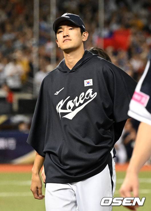 [OSEN=타이베이(대만), 이대선 기자] 그 어떤 대표팀보다 분위기가 좋다고 자부했던 류중일호가 프리미어12 B조 조별예선 첫 경기에서 충격패를 당했다.&nbsp;류중일 감독이 이끄는 한국 야구대표팀은 13일 대만 타이베이 타이베이돔에서 펼쳐진 2024 WBSC 프리미어12 B조 조별예선 대만과의 1차전에서 3-6으로 패했다.&nbsp;경기 종료 후 한국 고영표가 관중석을 향해 인사 후 그라운드를 나가고 있다. 2024.11.13 /sunday@osen.co.kr