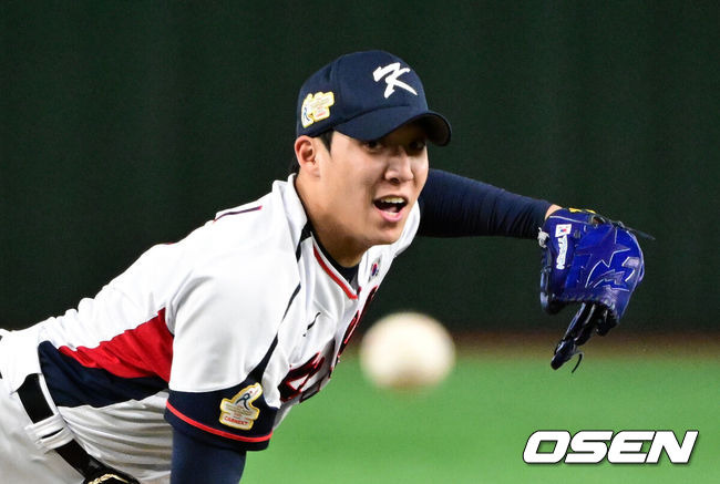 [OSEN=도쿄, 지형준 기자]    The 2023 Asian Professional Baseball Championship (APBC) national team, led by coach Ryu Joong-il, played against Chinese Taipei at the Tokyo Dome in Japan on the afternoon of the 18th. Won Tae-in of Korea is fighting back in the top of the first inning. 2023.11.18 / jpnews.osen.co.kr