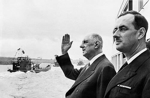 1962년 9월 라인강에서 아버지 샤를 드골 대통령과 함께 배를 타고 있는 아들 필리프 제독. AFP 연합뉴스 자료사진