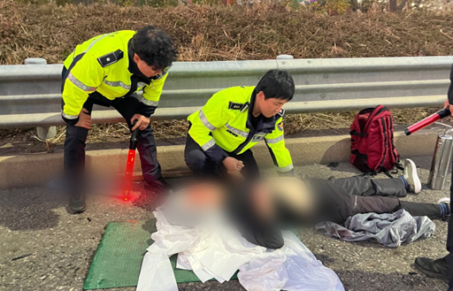 지난 15일 오후 5시 20분쯤 인천국제공항 고속도로 청라IC 방면 2.5km 지점에서 4중 추돌사고가 발생한 가운데 인천경찰청 제3기동대 2제대 직원들이 긴급 구조를 하고 있다. 인천경찰청 제공