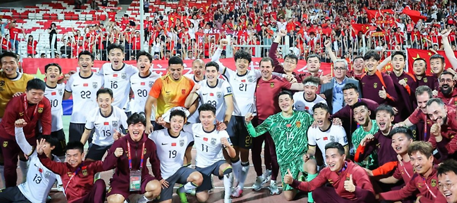 바레인전 승리 후 기념촬영을 하는 중국 축구대표팀 선수들.  AFC 홈페이지 캡처