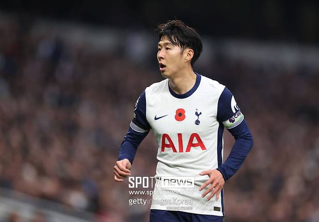 ▲ 스페인 매체 '피차헤스'는 "손흥민은 토트넘이 제안한 계약 연장 조건에 불만이 있다. 팀이 현재 조건과 동일한 수준으로 계약을 갱신하려는 계획 때문이다. 손흥민은 자신의 뛰어난 성과를 고려할 때 이와 같은 제안이 불충분하다고 느낀다"며 "손흥민은 자신의 헌신과 성과가 계약 기간, 급여에서 개선된 조건으로 받아야 한다고 생각한다"고 보도했다. 스페인에서도 손흥민의 가치를 똑같이 평가하려는 토트넘을 의아하게 바라보고 있다. 그럼에도 토트넘은 손흥민과 기존과 같은 주급에 계약을 1년 더 연장하는 팀 옵션만 발동할 생각이다.