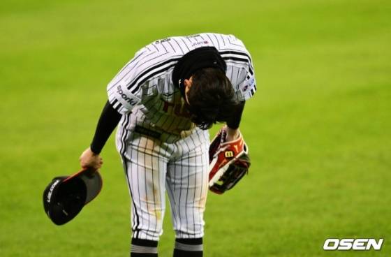 LG 박해민이 지난 2023년 11월 13일 서울 잠실야구장에서 열린 2023 KBO 한국시리즈 5차전 KT 위즈와 경기에서 우승을 눈앞에 둔 9회초 수비에 앞서 외야 관중들에게 인사하고 있다.