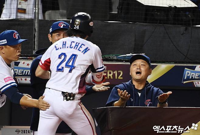 대만 야구 국가대표팀이 17일 대만 타이베이의 타이베이돔에서 열린 호주와의 2024 세계야구소프트볼연맹(WBSC) 프리미어12 조별리그 B조 4차전에서 승리를 거두고 슈퍼 라운드 진출을 확정했다. 사진 엑스포츠뉴스 DB