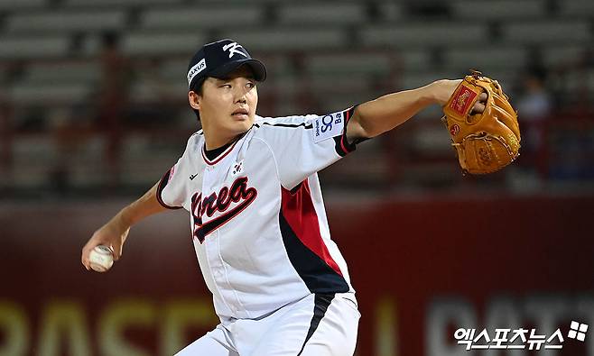 16일 오후 대만 타이베이 톈무야구장에서 열린 '2024 WBSC(세계야구소프트볼연맹) 프리미어12' B조 조별리그 4차전 대한민국과 도미니카공화국의 경기, 1회초 한국 선발투수 임찬규가 역투하고 있다. 엑스포츠뉴스DB