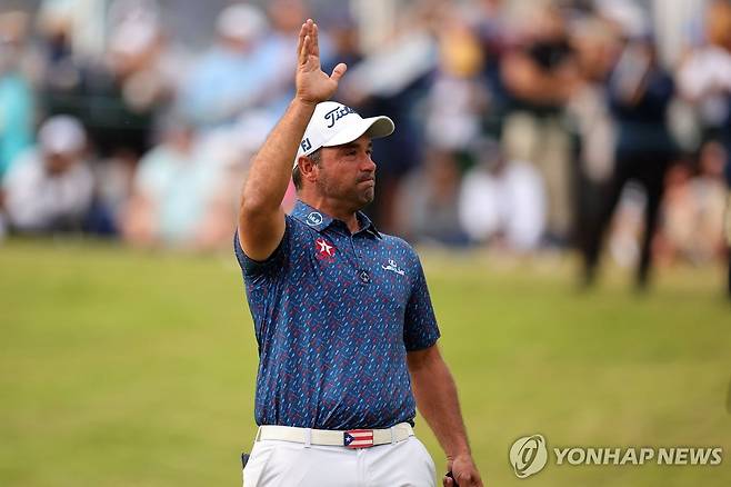 우승 후 팬들에게 인사하는 캄포스 [AFP=연합뉴스]