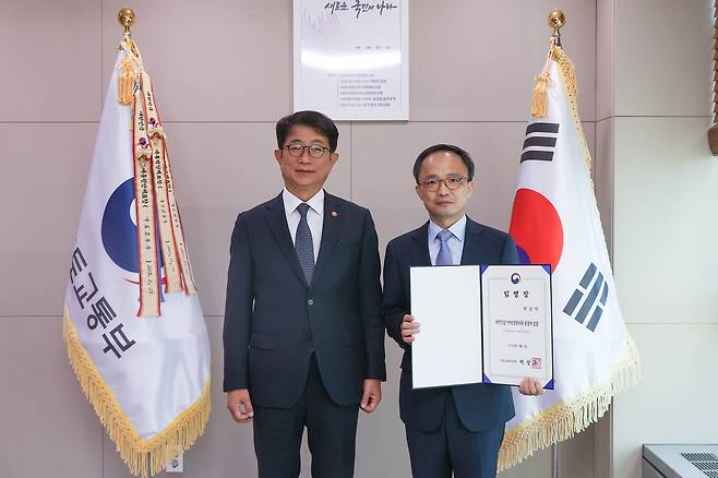 한동민 신임 대한건설기계안전관리원장 (세종=연합뉴스) 한동민 신임 대한건설기계안전관리원장(사진 오른쪽)이 18일 박상우 국토교통부 장관으로부터 임명장을 수여받았다. 2024.11.18 [국토교통부 제공]