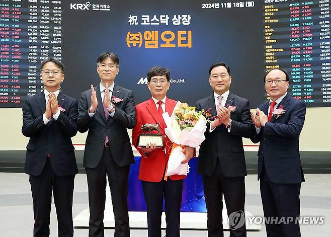 (주)엠오티 코스닥시장 상장기념식 (서울=연합뉴스) 18일 서울 영등포구 한국거래소에서 열린 (주)엠오티 코스닥시장 상장기념식에서 관계자들이 상장기념패 전달 후 기념 촬영하고 있다. 
    왼쪽부터 김대영 한국IR협의회 부회장, 민경욱 한국거래소 코스닥시장본부장, 마점래 (주)엠오티 대표이사, 김성환 한국투자증권 대표이사, 강왕락 코스닥협회 부회장. 2024.11.18 [한국거래소 제공. 재판매 및 DB 금지] photo@yna.co.kr