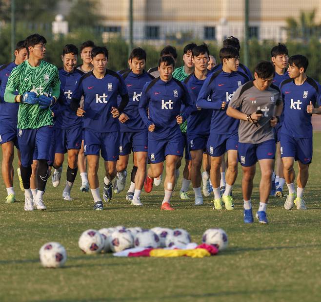 11회 연속 월드컵 본선 진출을 향해 순항 중인 한국 축구대표팀 선수들이 16일 오후(현지시간) 쿠웨이트 자베르 알 아흐메드 국제 경기장 보조구장에서 열린 팀 훈련에서 운동장을 돌며 워밍업을 하고 있다. 사진=연합뉴스