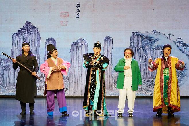 여성국극 특별 공연 ‘한국 최초 여성 오페라, 전설이 된 그녀들’ 기자간담회가 지난 14일 서울 중구 한국의집에서 열렸다. 왼쪽부터 여성국극 배우 최유미, 남덕봉, 이옥천, 홍성덕, 이미자. (사진=국가유산진흥원)