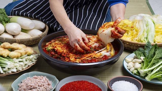 허리나 무릎 등 관절이 약한 주부들이라면 김장철에 각별한 주의가 필요하다｜출처: 클립아트코리아