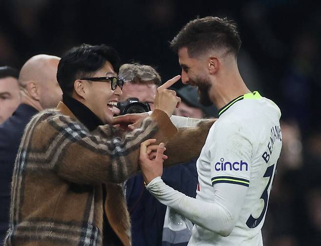 리즈 유나이티드와의 경기가 끝난 뒤 팀 동료 로드리고 벤탄쿠르(오른쪽)와 이야기를 나누는 손흥민&nbsp;