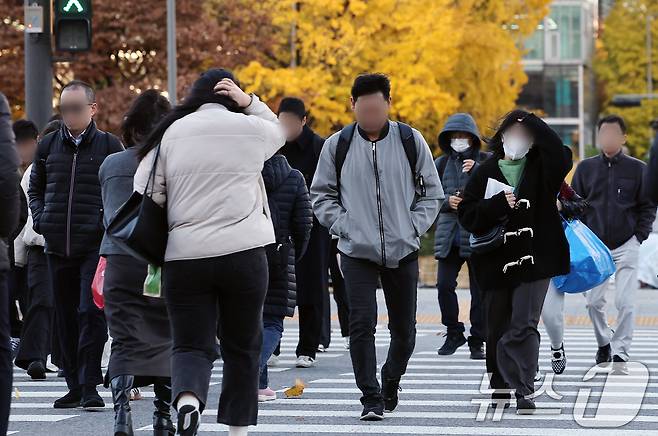 서울 지역 아침 최저 기온이 올가을 들어 처음으로 영하권까지 떨어지며 추운 날씨를 보인 18일 오전 서울 세종대로 광화문사거리에서 두터운 옷차림을 한 시민들이 발걸음을 옮기고 있다. 2024.11.18/뉴스1 ⓒ News1 김진환 기자