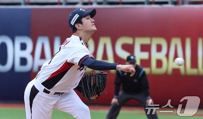 18일(현지시간) 오후 대만 타이베이시 톈무 야구장에서 열린 2024 WBSC 프리미어12 B조 예선 대한민국과 호주의 경기, 1회초 대한민국 선발 고영표가 역투하고 있다. 2024.11.18/뉴스1 ⓒ News1 장수영 기자