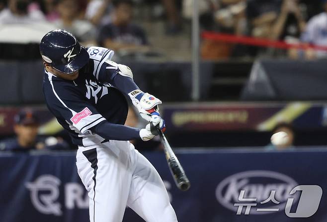 15일(현지시간) 오후 대만 타이베이시 타이베이돔에서 열린 2024 WBSC 프리미어12 B조 예선 대한민국과 일본의 경기, 5회초 대한민국 공격 2사 3루 상황에서 윤동희가 역전 1타점 2루타를 치고 있다. 2024.11.15/뉴스1 ⓒ News1 장수영 기자