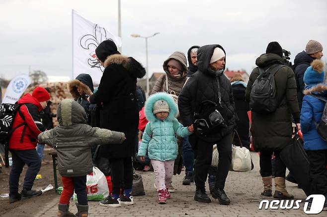 8일(현지시간) 우크라이나 접경 지역인 폴란드 메디카 국경검문소 인근 쉼터에서 한 피란 아동이 가족과 함께 버스를 타기 위해 발걸음을 옮기고 있다. 이날 유엔난민기구는 조만간 우크라이나를 탈출하는 난민의 수가 200만명이 넘을 것이라고 밝혔다. 2022.3.9/뉴스1 ⓒ News1 조태형 기자