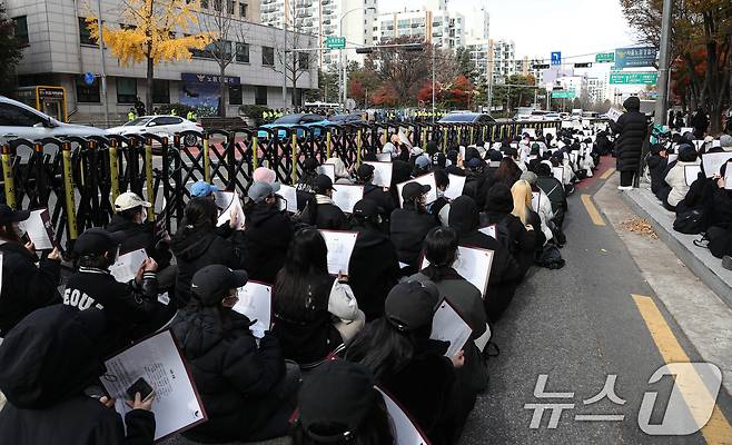 19일 오전 서울 노원구 노원경찰서 앞에서 서울여자대학교 학생들이 성범죄 의혹을 받는 A교수가 이를 알리는 대자보를 붙인 학생들을 명예훼손으로 고소한 것과 관련해 규탄하는 집회를 하고 있다.  2024.11.19/뉴스1 ⓒ News1 이승배 기자