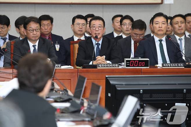 홍철호 대통령실 정무수석이 19일 오후 서울 여의도 국회에서 열린 운영위원회 전체회의에 출석해 의원 질의에 답변하고 있다. 2024.11.19/뉴스1 ⓒ News1 이광호 기자