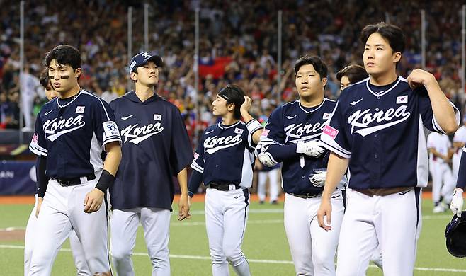 13일 오후 대만 타이베이돔에서 열린 2024 세계야구소프트볼연맹(WBSC) 프리미어12 B조 조별리그 대한민국과 대만의 경기. 패배한 대한민국 선수들이 아쉬워하고 있다. 사진 | 타이베이=연합뉴스