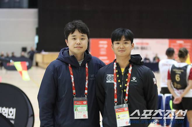대한민국 킨볼 초대 국가대표 출신 배경규 한국킨볼협회 이사와 송민수 심판(헤남 산이중 체육교사)이 2024 오산 킨볼스포츠월드컵 현장에서 기념사진을 찍었다. 사진제공=한국킨볼협회