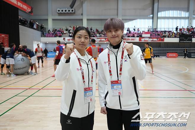 2024년 오산 킨볼 월드컵에 출전한 학교스포츠클럽 출신 남녀 국가대표 오효정씨와 주성호씨가 파이팅을 외치고 있다. 사진제공=한국킨볼협회