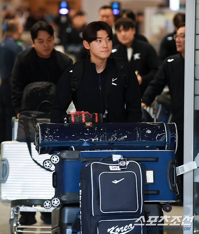 김도영이 굳은 표정으로 입국장을 나서고 있다.