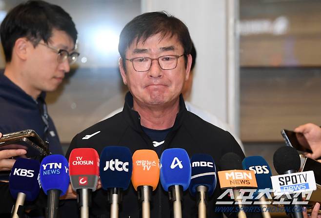 쏟아지는 취재진 질문에 류중일 감독은 입술 꾹