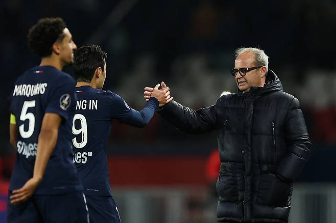 이강인과 인사 나누는 루이스 캄포스 PSG 전략 고문. <저작권자(c) 연합뉴스, 무단 전재-재배포, AI 학습 및 활용 금지>