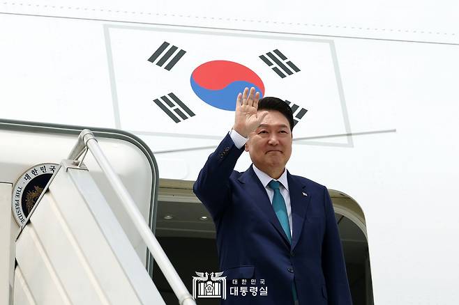 브라질 주요 20개국(G20) 정상회의에 참석하는 윤석열 대통령이 17일(현지시간) 페루 리마 제2공군비행단에서 전용기인 공군 1호기 탑승 전 인사하고 있다. (대통령실 홈페이지) /뉴스1