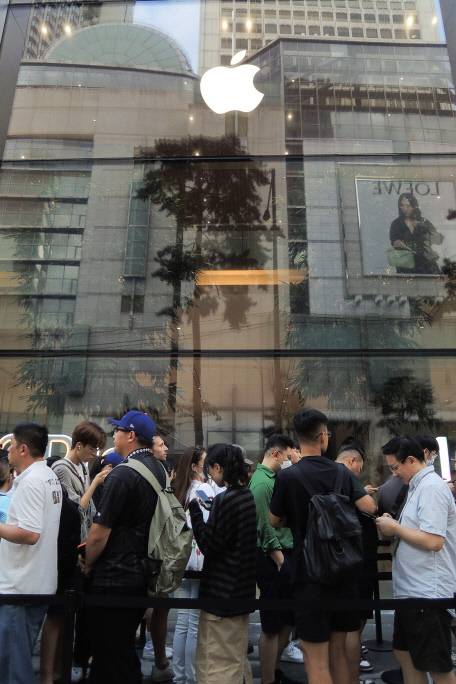 애플의 '아이폰16 시리즈'가 국내에 출시된 지난 9월 20일 오전 서울 중구 명동 애플스토어에서 시민들이 구매를 위해 길게 줄지어 서 있다. 연합뉴스