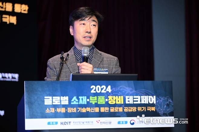 정의택 텐스토렌트 상무, ‘AI 혁신을 촉진하는 텐스토렌트 & RISC-V’ - 한국산업기술기획평가원과 전자신문이 주최하고 산업통상자원부가 후원한 '2024 글로벌 소재·부품·장비 테크페어'가 '소재·부품·장비 기술혁신을 통한 글로벌 공급망 위기 극복'을 주제로 19일 서울 강남구 코엑스에서 열렸다. 정의택 텐스토렌트 상무가 '인공지능(AI) 혁신을 촉진하는 텐스토렌트 & RISC-V'를 주제로 발표하고 있다. 김민수기자 mskim@etnews.com