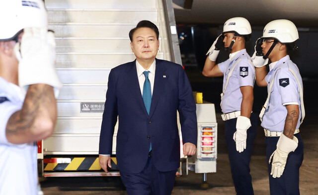 주요 20개국(G20) 정상회의에 참석하는 윤석열 대통령이 17일(현지시각) 브라질 리우데자네이루 갈레앙 공군기지에 도착해 도열병의 경례를 받으며 이동하고 있다. 연합뉴스